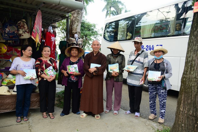 Tham quan và cúng dường chùa Linh Mụ, Huế